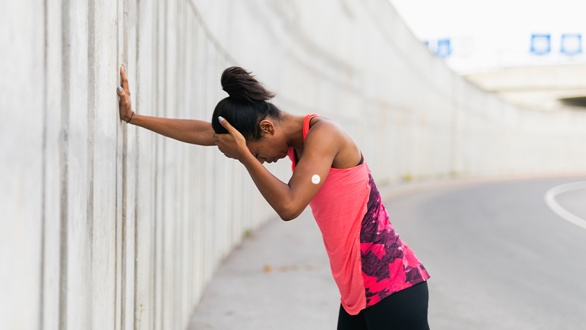 Symptoms of low blood sugar (hypoglycemia) can vary from dizziness, to trembling, headache, sweating and confusion among others. Pay attention to these signs and raise your blood sugar by eating or drinking something sweet (sugar tablets, juice).  